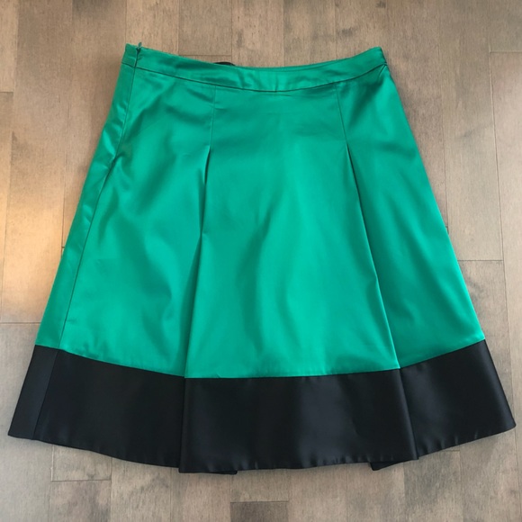 Silky green an black skirt with bow size 10 - Picture 2 of 3